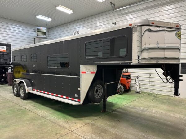 2003 Sundowner Valulite Three Horse Slant Load Gooseneck Trailer - Image 3